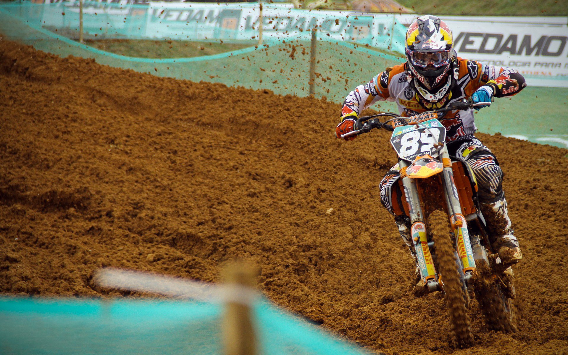 188体育官网 :Uzi遭遇五持续失利，巴塞罗那教练压力巨大！观众掌声雷动