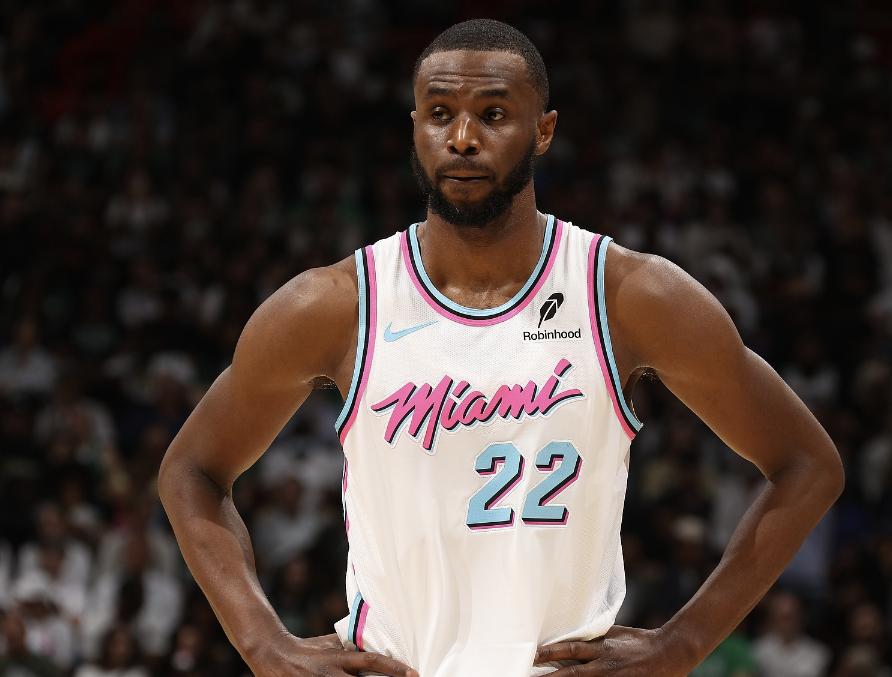 包含塔图姆复出首秀出彩，圣安东尼奥马刺主场绝杀广东男篮，豪取22连胜的词条